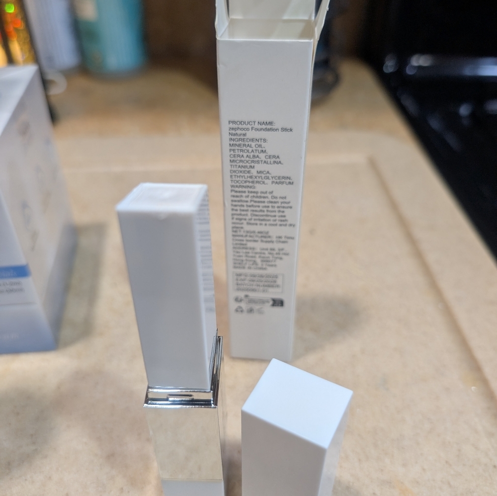 Color Changing foundation Hydration Stick - Picture 5 of 5